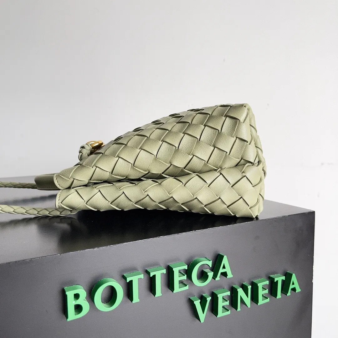 The 2023 new Andiamo batch of 1860 BV has been shipped‼ ️Really popular🔥The new Andiamo woven handbag launched by Bottega Veneta this season is really popular all over the world! ! Celebrities at home and abroad have worn it, and Oscar-winning actress Michelle Yeoh has taken it out on the street. Song Jia, Trai Yara, Yu Feihong, Sanji Ayaka, Rosie Hunting-Whiteley, Yoshioka Riho, etc. have all picked up this bag. It is classic and versatile, showing off its temperament, and the bag capacity is also large, which is very convenient for daily commuting! ! A variety of carrying methods, the shoulder straps can be adjusted by yourself, the original lambskin feels soft and delicate, and the neutral style is made to break gender boundaries and bring a more practical and longer-lasting use experience. Andiamo, which has both elegant and casual styles, perfectly interprets the true appearance of "fashionable old money style". Style number: 743568 Size: 25*22*10.5cm
